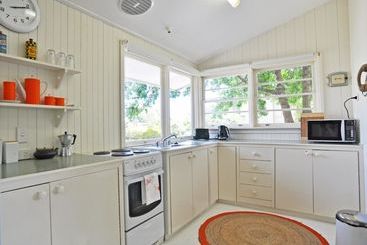 Сельский дом Sea Whispers Inlet Side