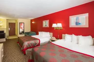 هتل Ramada By Wyndham Sioux Falls
