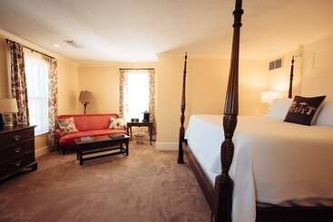 호텔 Reluctant Panther Inn & Restaurant