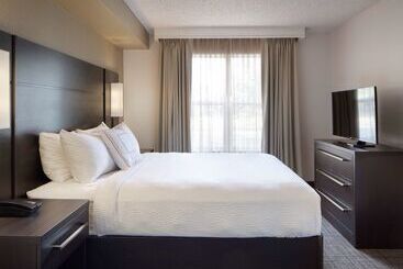 اقامتگاه Sonesta Es Suites Fresno