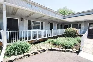 Hotelli East Shore Lodging