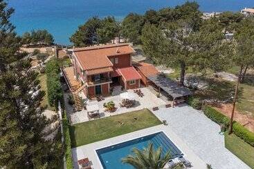 آپارتمان‌های توریست‌ها Anthoula S House