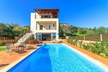 דירות לתיירים Secret Escape Villa With Heated Pool