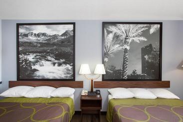 Hotel Super 8 By Wyndham Naples