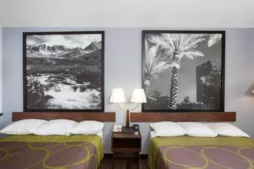 هتل Super 8 By Wyndham Naples