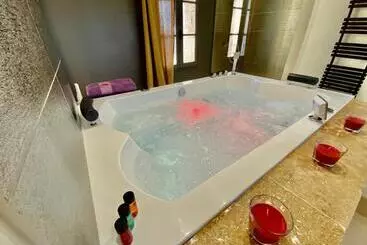 Bed and Breakfast La Maison Des Vendangeurs   Table D Hôtes Le Soir Du Jeudi Au Dimanche  Jacuzzi   Balnéo Spa   Acces