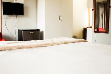 Отель Run N' Fire Garden Court