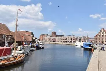 Turistihuoneistot Cozy Bungalow In Nakenstorf With Garden