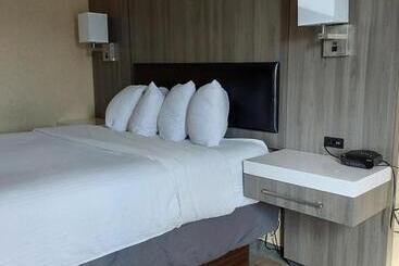 Motel Lavissh Inn & Suites