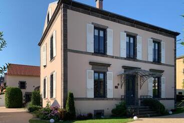 Majatalo L'enclos De Ribains