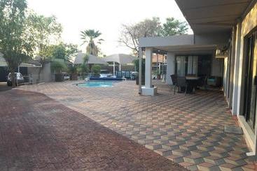 پانسیون Monu Self Catering Accommodation