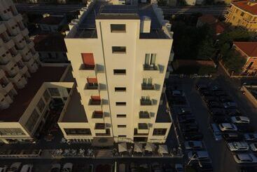 Отель Universal