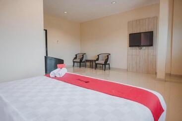 Отель Reddoorz Plus Near Ferry Terminal Batam Center