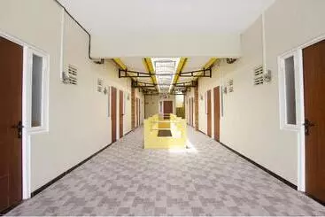 Hotelli Reddoorz Near Puri Anjasmoro Area Semarang