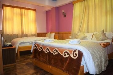 Hotelli Rufina Lachung De Crown