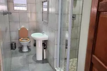 ペンション Suits Guest House & Bar