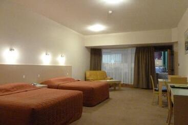 Mayfair Plaza Motel And Apartments