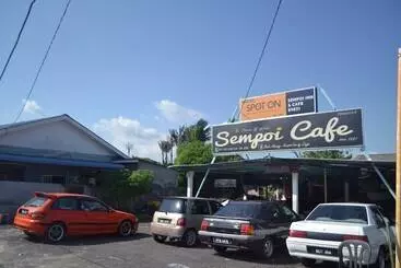Hôtel Spot On 89821 Batu Maung Sempoi Inn And Cafe