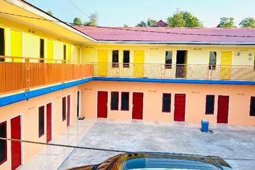 בית מלון כפרי Oyo 3491 Banawa Residence