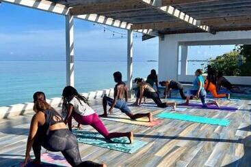 هتل Blue Skies Beach Resort