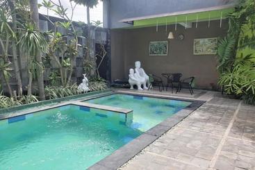 Hotell Oyo 3703 Bula Matari