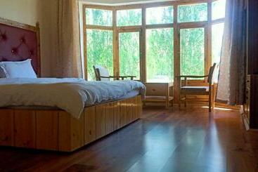 Pensió Zee Guest House