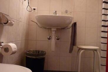 פנסיון Esthers Guesthouse