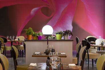 Отель Logis Hôtel Restaurant Le Fontarabie