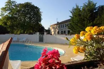Hotelli Logis De La Garenne