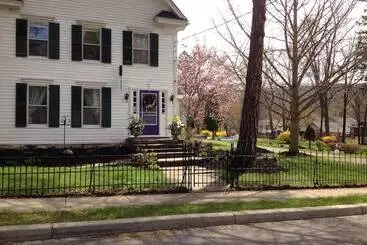 Majatalo 18 Vine Inn & Carriage House