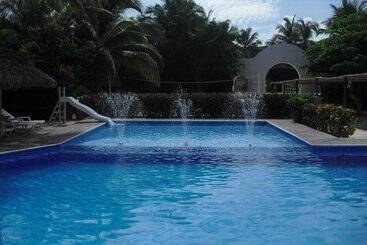 בית מלון כפרי Castillo Huatulco & Beach Club