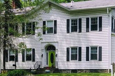 Bed and Breakfast Gardner Farm Inn