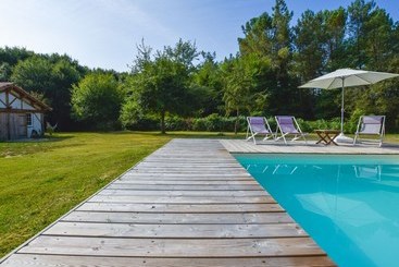 Cozy Cottage In Sainteeulalieenborn With Pool