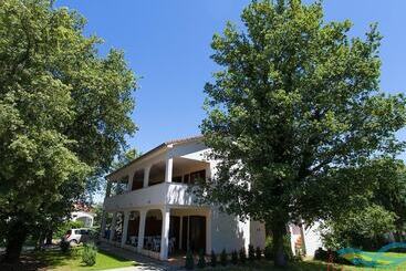 کلبه Spacious Apartment With Terrace & Garden Grill