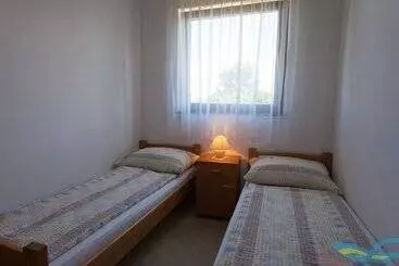 کلبه Spacious Apartment With Terrace & Garden Grill