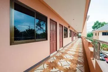ホテル Oyo 1087 Udom Khomkham Apartment