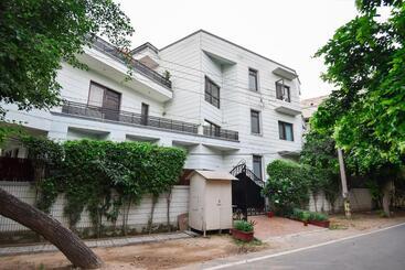 Hotel Studio Serviced Apartments Near Fortis Hospital