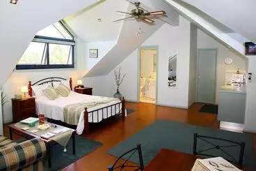 Salamander Bay Bed And Breakfast