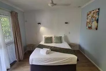Cardwell Beachfront Motel