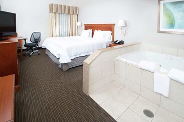 هتل Hampton Inn Linden