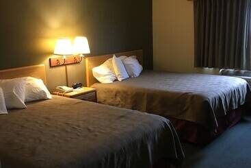 Otel Moose Lake Lodge & Suites