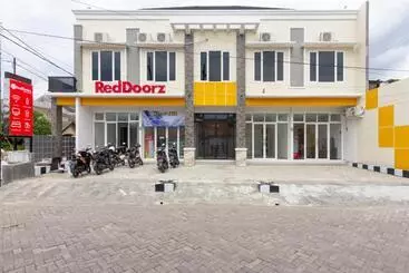 펜션 Reddoorz Syariah @ Kebraon