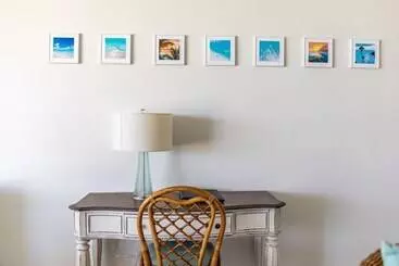 هتل Coral Gardens On Grace Bay