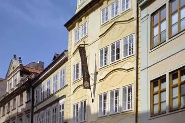 هتل The Golden Wheel