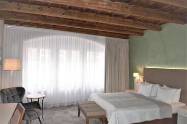 هتل The Golden Wheel