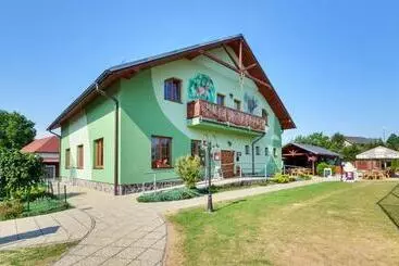 Majatalo Restaurace A Penzion Kamenec