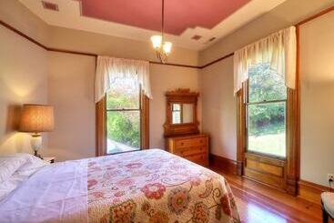 Mökkimajoitus Jacksonville's Historic Nunan House