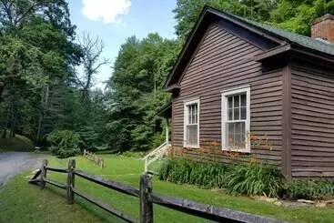 Mökkimajoitus The Cabins At Healing Springs