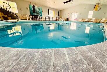 Otel Ozark Inn And Suites