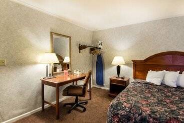 فندق Econo Lodge Inn & Suites